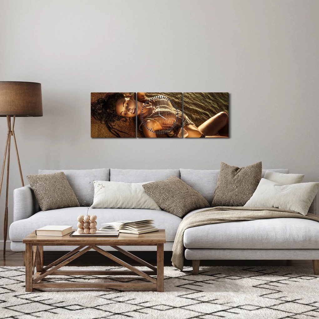 Tablou cu femeia întinsă pe plajă (cu ceas) (90x30 cm)