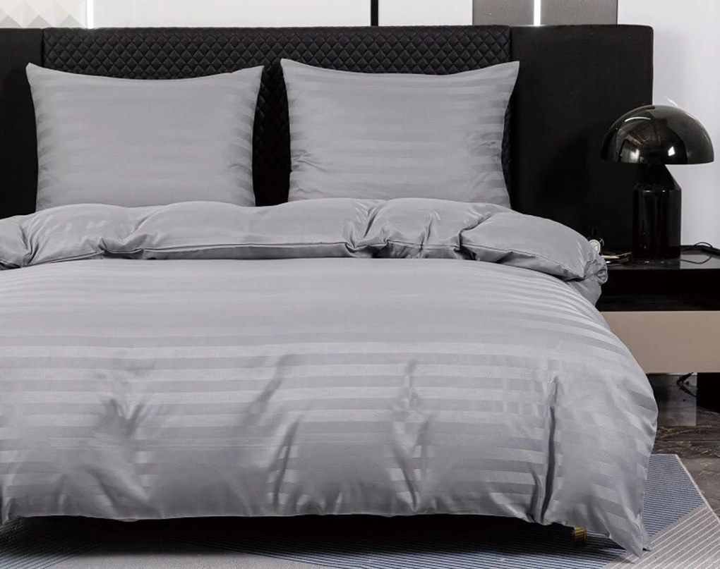 Lenjerie de pat hoteliera din microfibra JASMINE gri deschis - dungi 2 cm Dimensiunile lenjeriei: 2 buc 70 x 90 cm | 200 x 220 cm