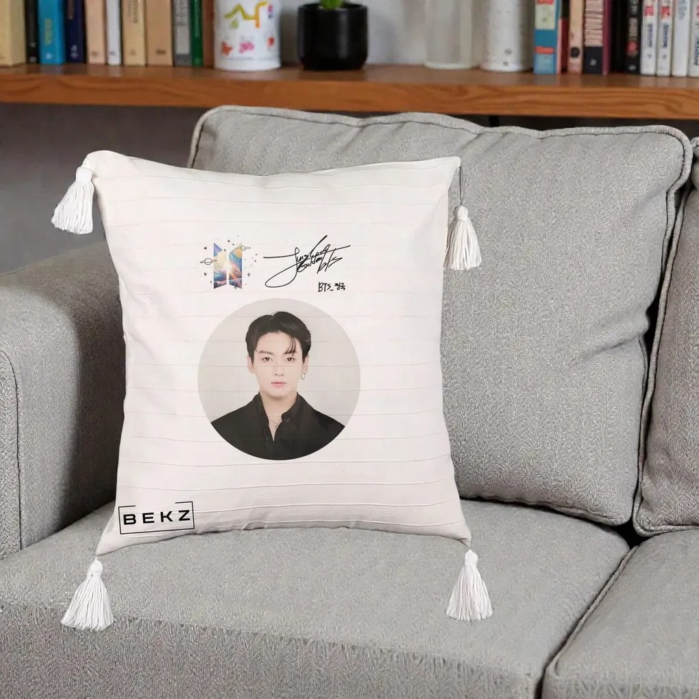 Perna Personalizata K-pop BTS Jungkook Portret cu Autograf, 40x40 cm, Bej cu Franjuri, Husa Detasabila, Perna Inclusa, BEKZ®