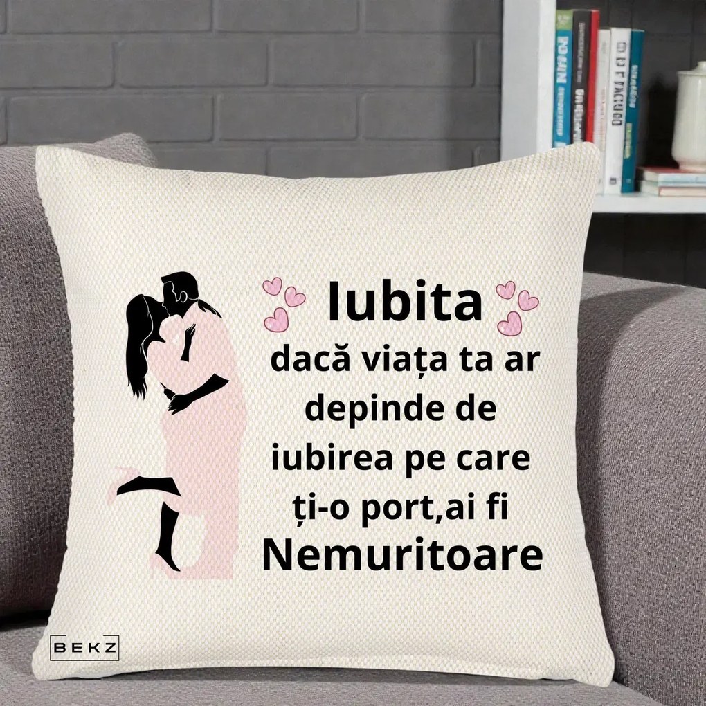 Cadou pentru Iubita - Perna Personalizata Iubita Nemuritoare cu Siluete de Cuplu, 40x40 cm, Crem Reliefat, Husa Detasabila, Perna Inclusa, BEKZ®