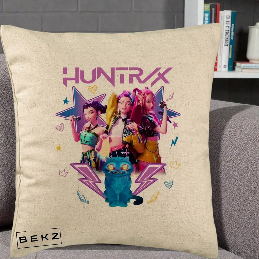 Perna Personalizata K-pop HUNTRX Trio 3D cu Pisica Fulgere, 40x40 cm, Bej, Husa Detasabila, Perna Inclusa, BEKZ®