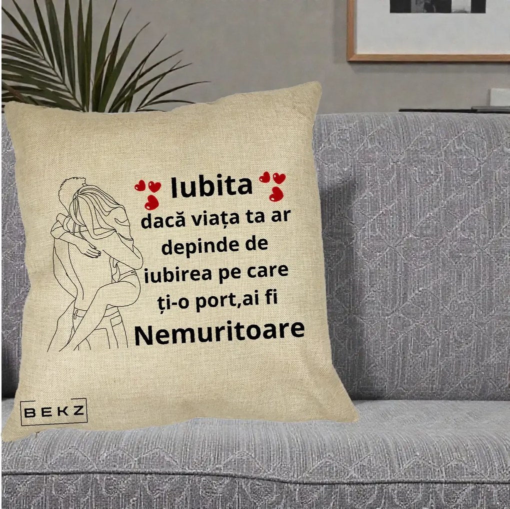 Cadou pentru Iubita - Perna Personalizata Iubita Nemuritoare cu Cuplu Line-Art si Inimi Rosii, 40x40 cm, Crem, Husa Detasabila, Perna Inclusa, BEKZ®