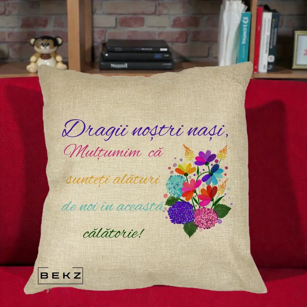 Perna Personalizata Dragii Nostri Nasi Multumim cu Flori Multicolore Colorat, 40x40 cm, Crem, Husa Detasabila, Perna Inclusa, BEKZ®