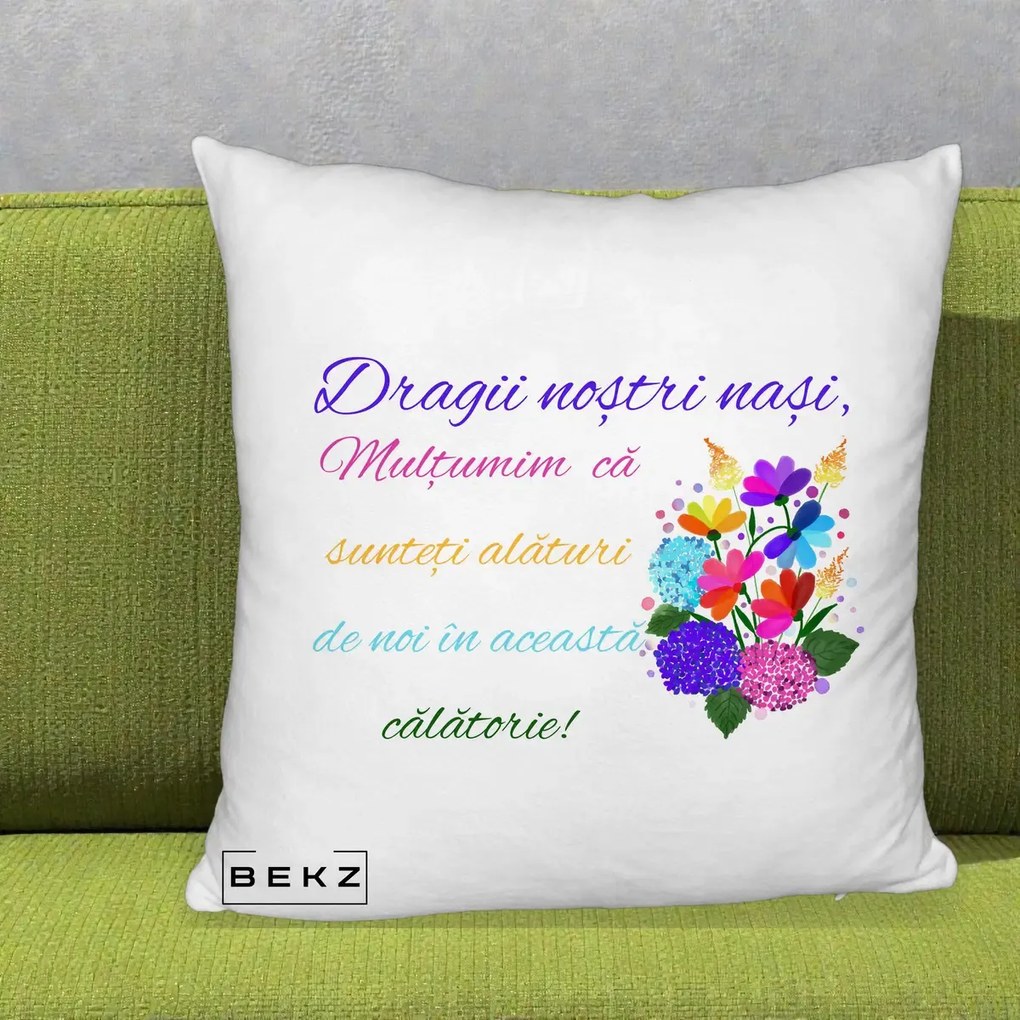 Perna Personalizata Dragii Nostri Nasi Multumim cu Flori Multicolore Colorat, 40x40 cm, Alb Pufos, Husa Detasabila, Perna Inclusa, BEKZ®