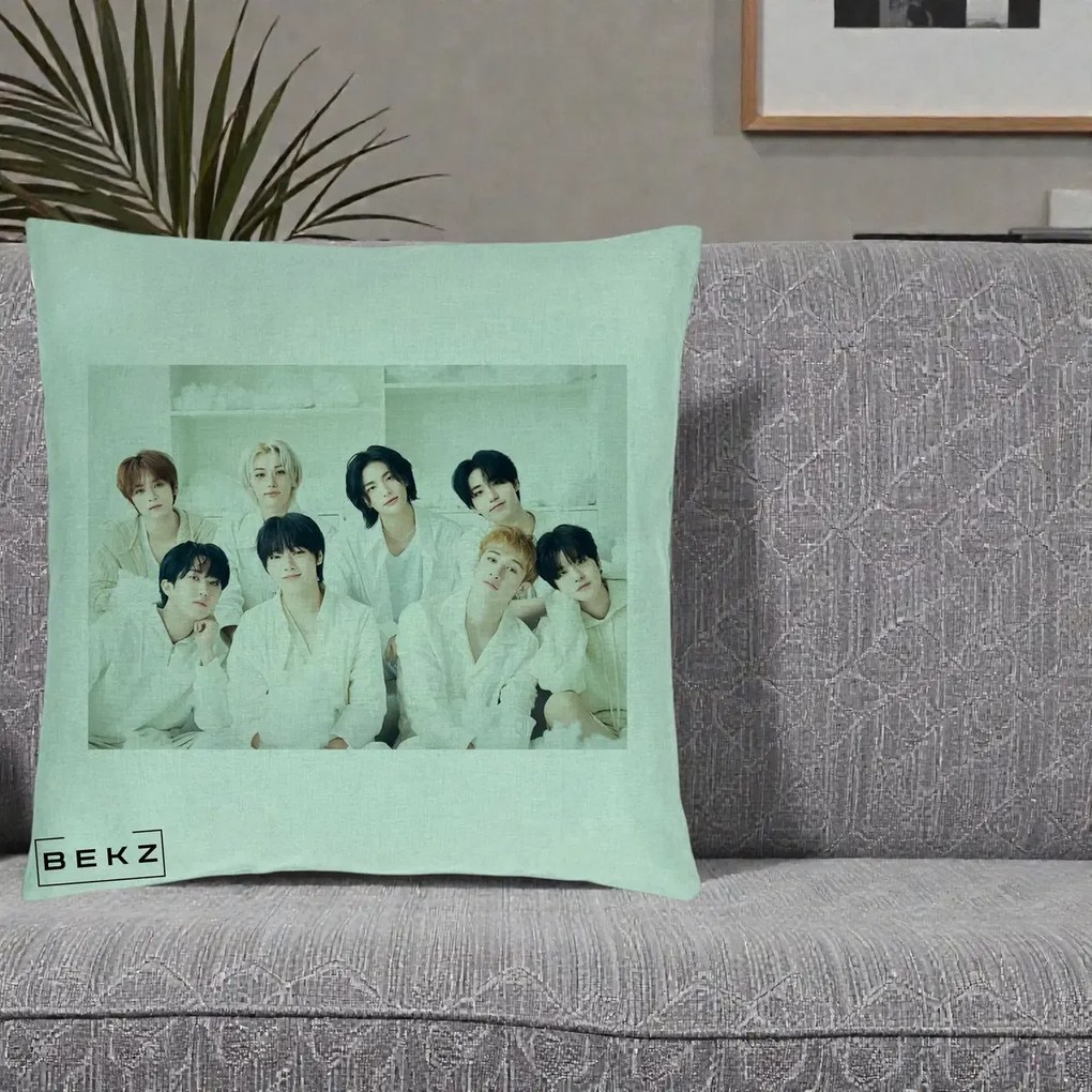Perna Personalizata K-pop Stray Kids Foto Grup Alb All-White cu 8 Membrii, 40x40 cm, Verde Menta, Husa Detasabila, Perna Inclusa, BEKZ®