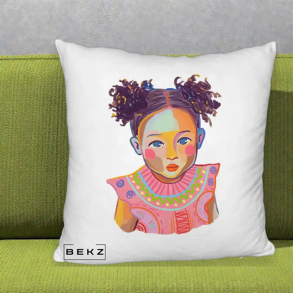 Perna Decorativa Fetita Vesela Portret Colorat, 40x40 cm, Alb Pufos, Husa Detasabila, Perna Inclusa, BEKZ®