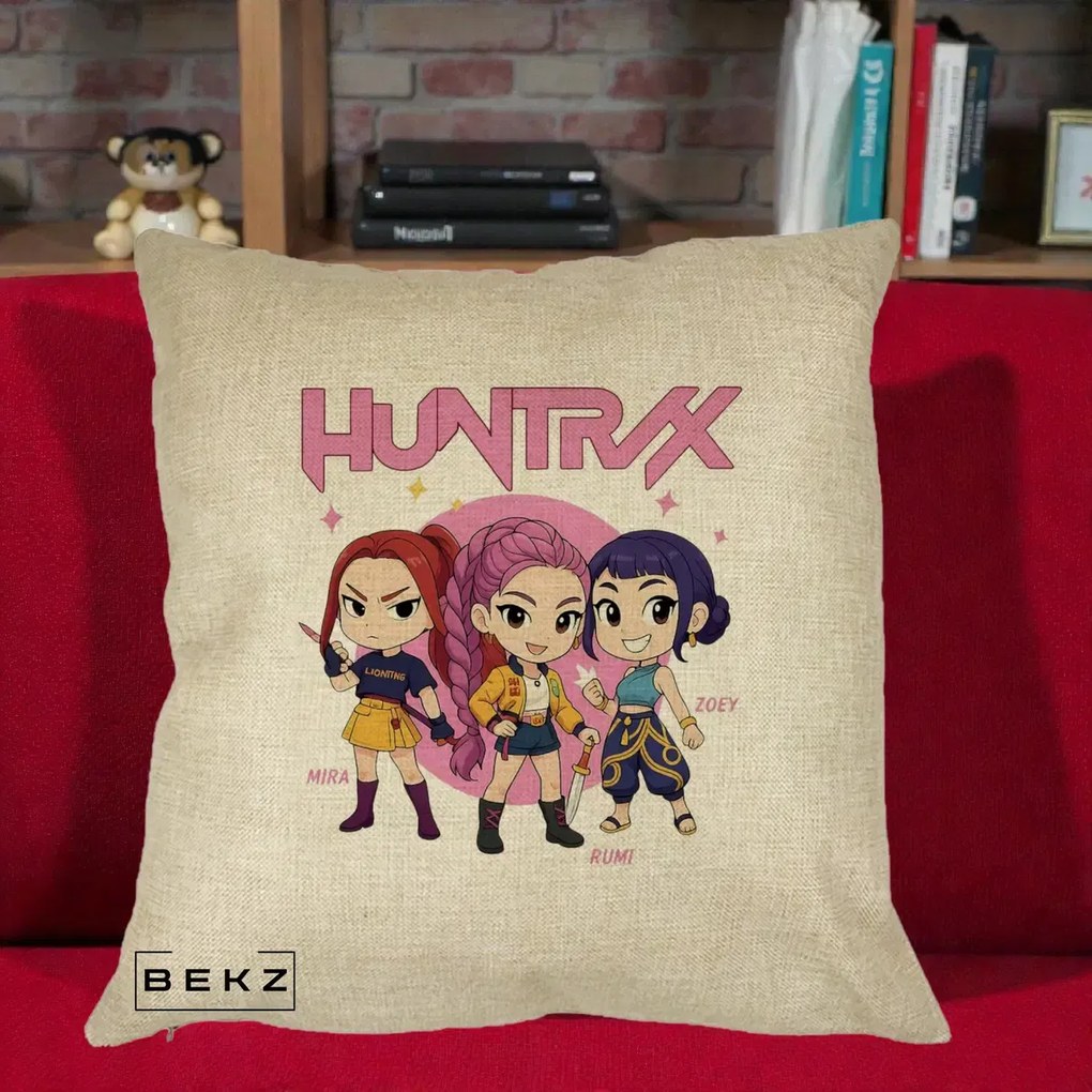 Perna Personalizata K-pop HUNTRX Trio Chibi cu Arme, 40x40 cm, Crem, Husa Detasabila, Perna Inclusa, BEKZ®
