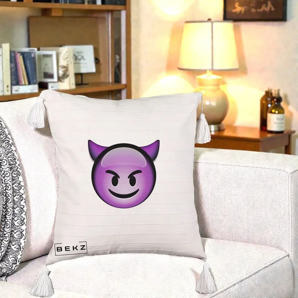 Perna Decorativa Emoji Diavol Mov, 40x40 cm, Bej cu Franjuri, Husa Detasabila, Perna Inclusa, BEKZ®