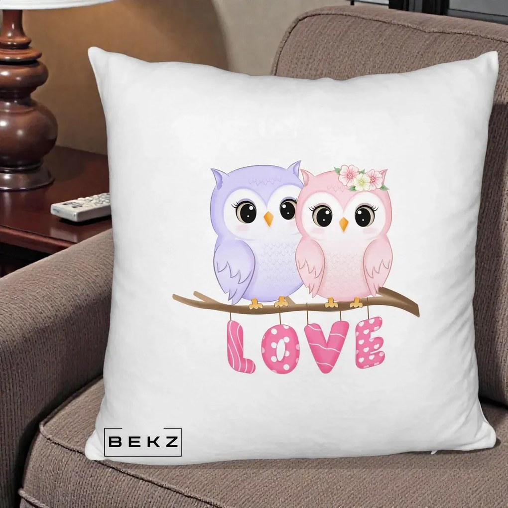 Perna Decorativa Love Bufnite Indragostite pe Crenguta Roz si Mov, 40x40 cm, Alb Pufos, Husa Detasabila, Perna Inclusa, BEKZ®
