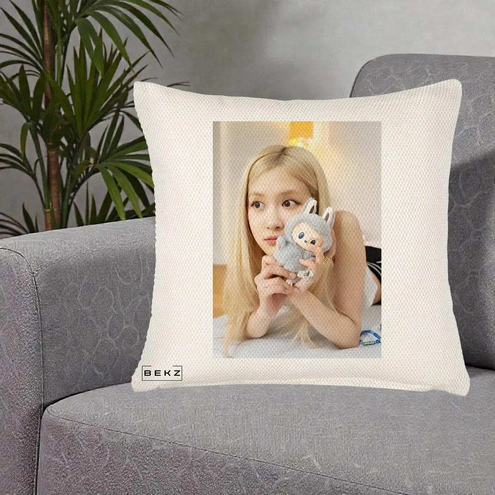 Perna Personalizata K-pop BLACKPINK Rose cu Papusa Iepure, 40x40 cm, Crem Reliefat, Husa Detasabila, Perna Inclusa, BEKZ®