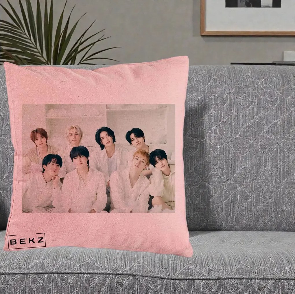 Perna Personalizata K-pop Stray Kids Foto Grup Alb All-White cu 8 Membrii, 40x40 cm, Roz, Husa Detasabila, Perna Inclusa, BEKZ®