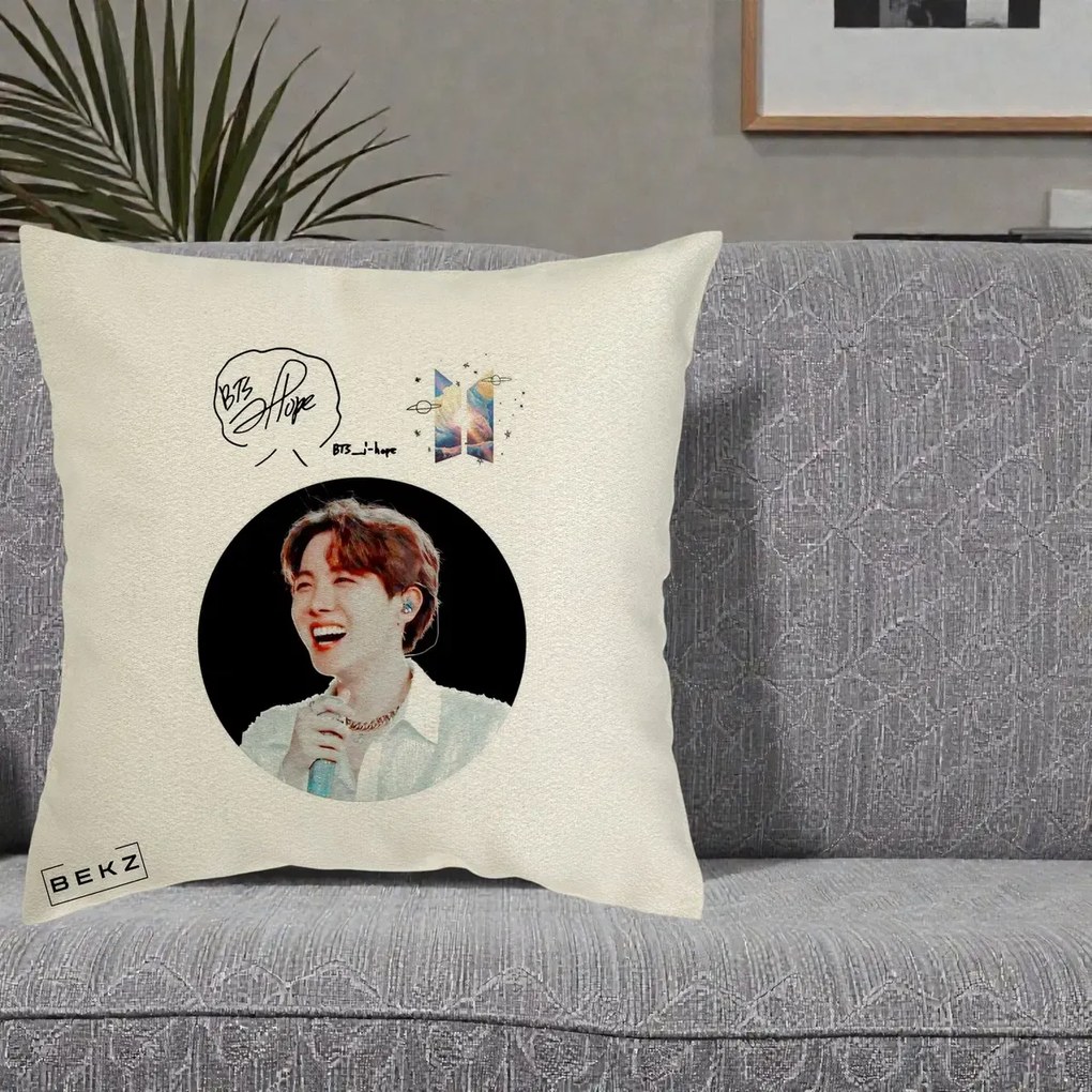 Perna Personalizata K-pop BTS J-Hope Portret cu Autograf, 40x40 cm, Ecru, Husa Detasabila, Perna Inclusa, BEKZ®