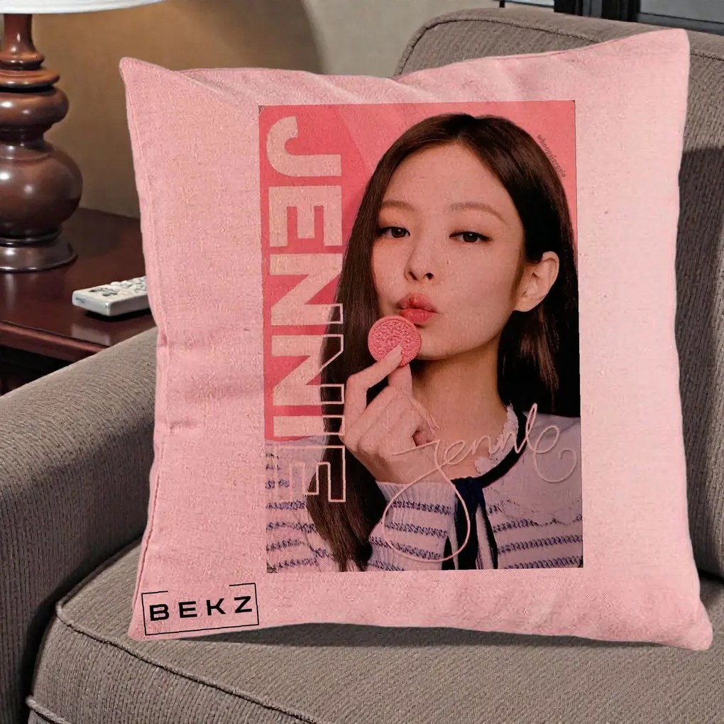 Perna Personalizata K-pop BLACKPINK Jennie cu Semnatura si Fond Roz, 40x40 cm, Roz, Husa Detasabila, Perna Inclusa, BEKZ®