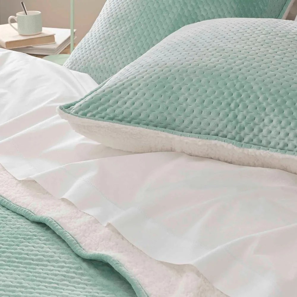 Set cuvertură și față de pernă verde matlasat din sherpa 240x220 cm Mylene – douceur d'intérieur