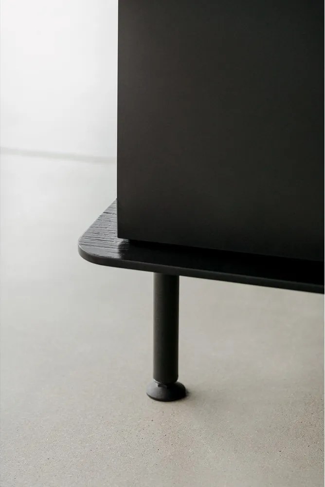 Comodă neagră cu orificiu pentru cabluri 120x88x50 cm Suumo – noo.ma