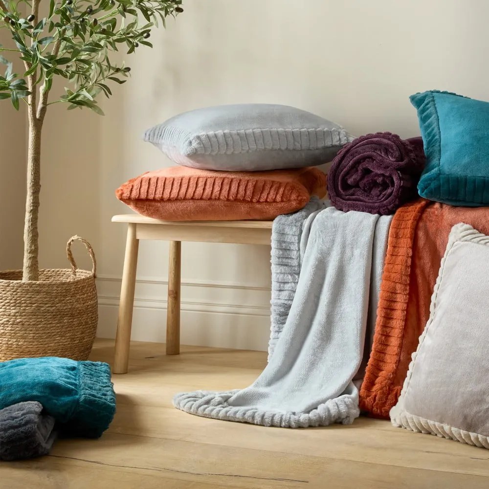 Pernă decorativă din micropluș/cocolino 55x55 cm Velvet and Faux Fur – Catherine Lansfield