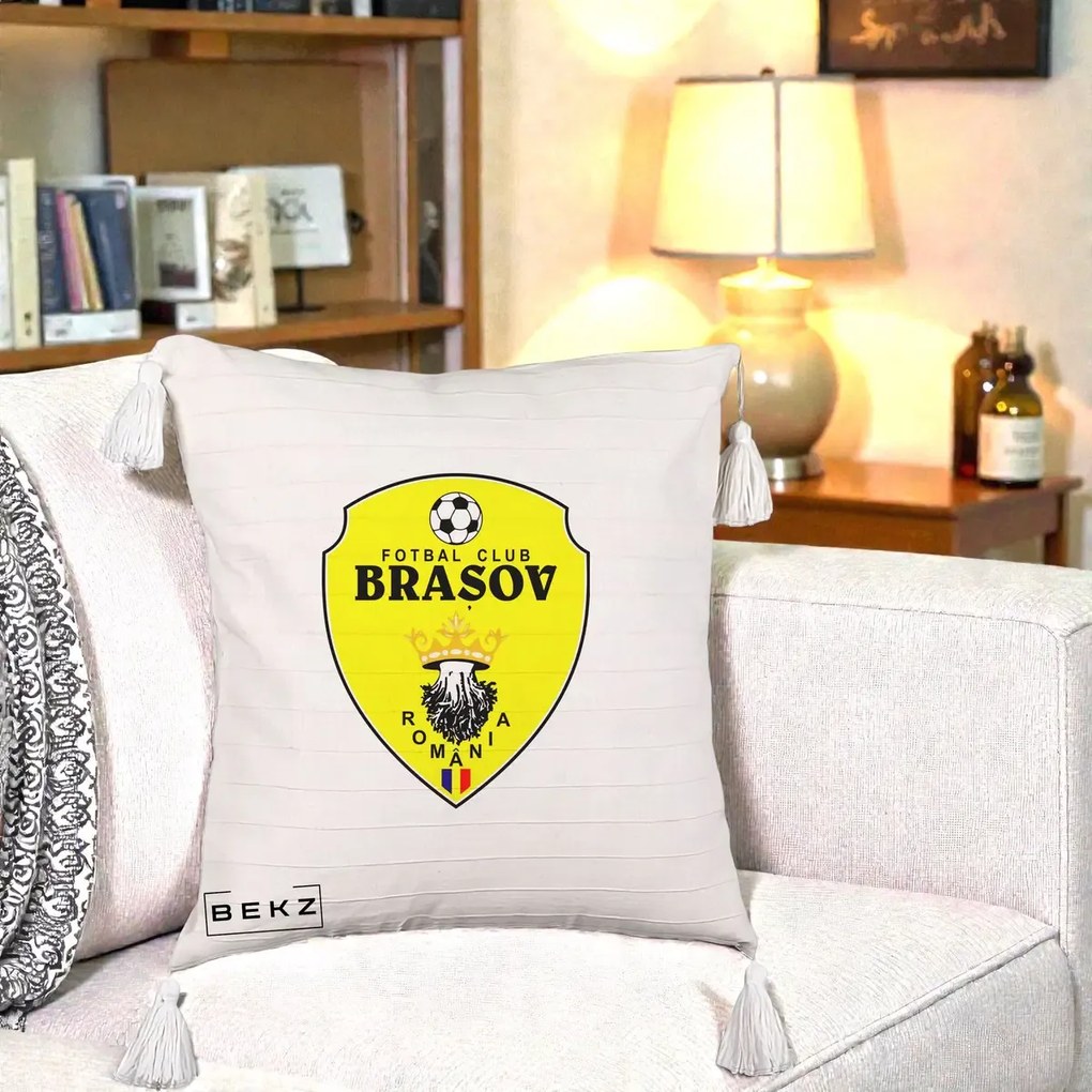 Perna Personalizata FC Brasov Fotbal Romania, 40x40 cm, Bej cu Franjuri, Husa Detasabila, Perna Inclusa, BEKZ®
