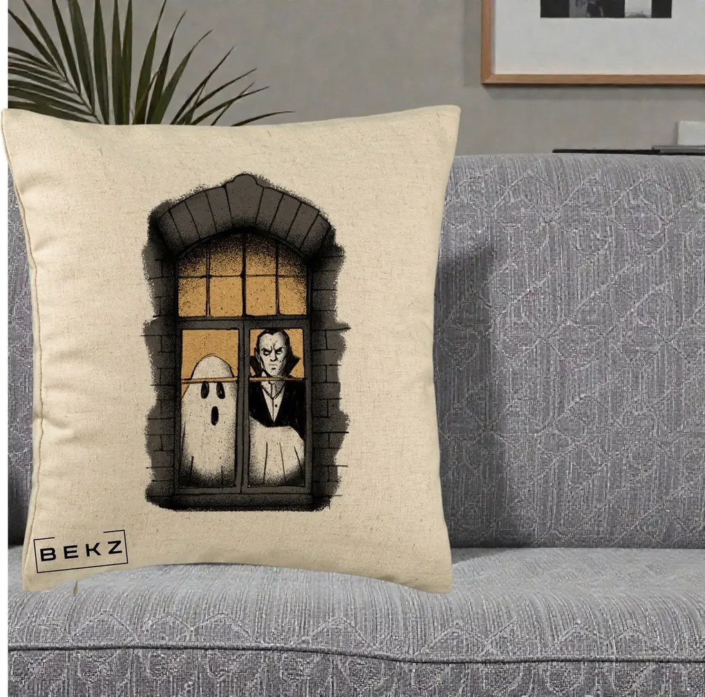 Perna Decorativa Halloween Fantoma si Dracula la Fereastra, 40x40 cm, Bej, Husa Detasabila, Perna Inclusa, BEKZ®