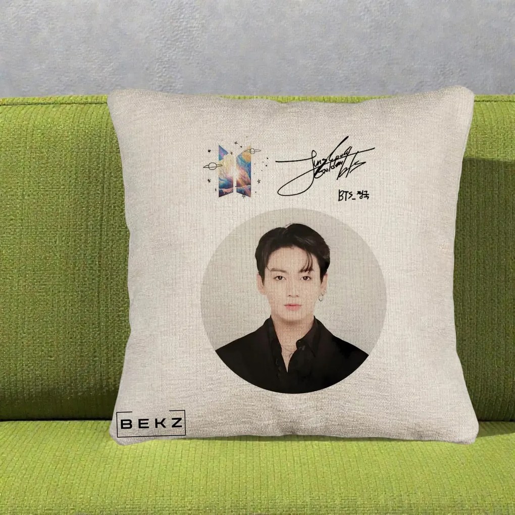 Perna Personalizata K-pop BTS Jungkook Portret cu Autograf, 40x40 cm, Bej Canapea, Husa Detasabila, Perna Inclusa, BEKZ®