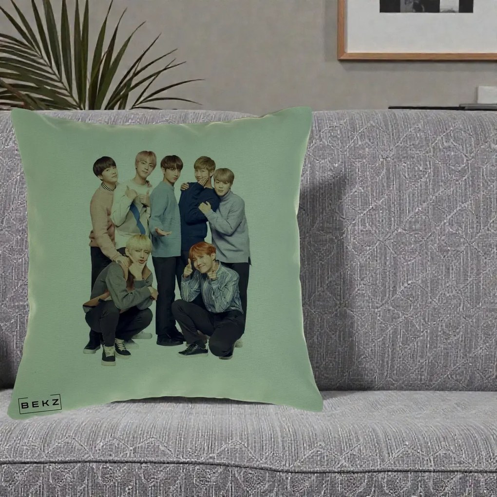 Perna Personalizata K-pop BTS Foto Grup In Picioare Tricoturi, 40x40 cm, Verde, Husa Detasabila, Perna Inclusa, BEKZ®