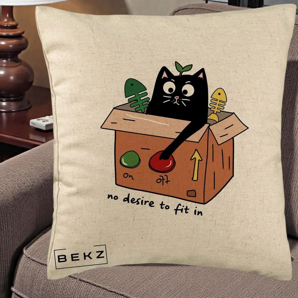 Perna Decorativa Pisica in Cutie No Desire to Fit In, 40x40 cm, Bej, Husa Detasabila, Perna Inclusa, BEKZ®