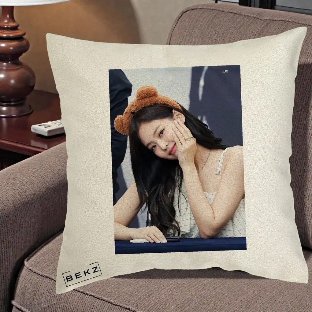 Perna Personalizata K-pop BLACKPINK Jennie Cute cu Diadema Ursulet, 40x40 cm, Ecru, Husa Detasabila, Perna Inclusa, BEKZ®