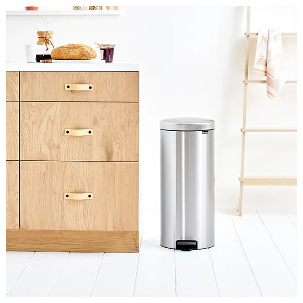Cos de gunoi cu pedala Brabantia NewIcon 649061, 30 L, Inchidere usoara, Baza antiderapanta, Rezistent la amprente, Inox Mat