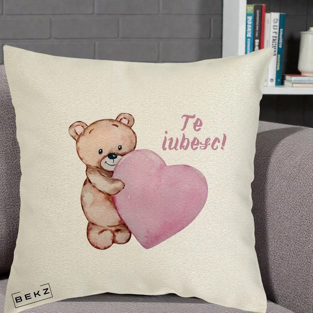 Cadou Romantic - Perna Personalizata Te Iubesc Ursulet cu Inima Roz Acuarela, 40x40 cm, Ecru, Husa Detasabila, Perna Inclusa, BEKZ®