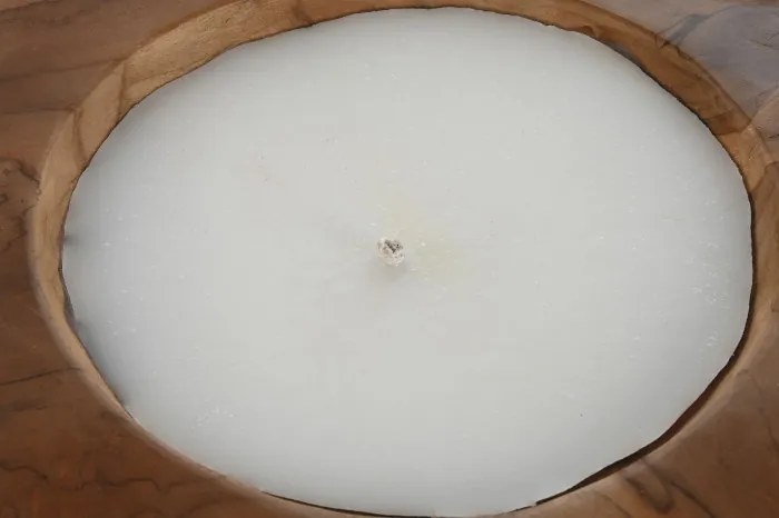 Lumânare decorativă tip ceară, stil natural rustic, culoare naturală, din ceară și lemn de tec, „Teak”