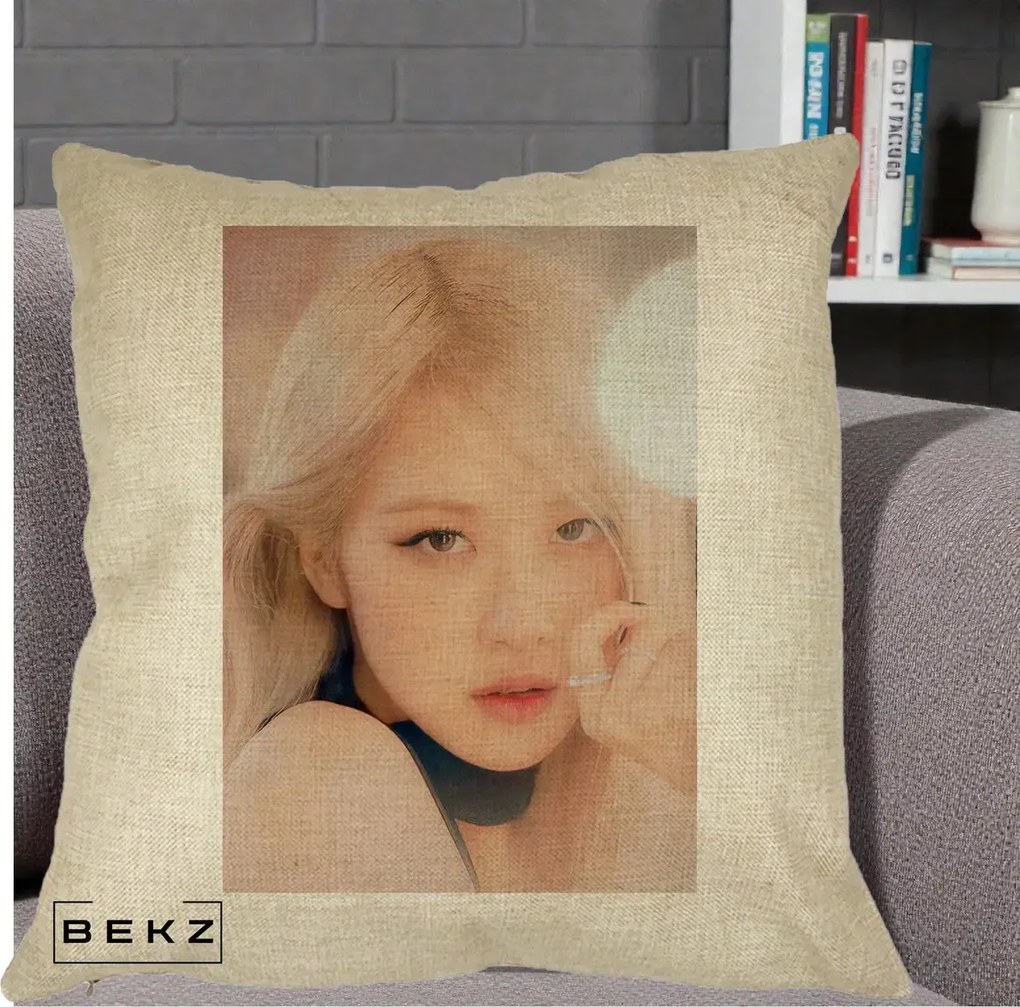 Perna Personalizata K-pop BLACKPINK Rose Blond cu Inel Roz Pastel, 40x40 cm, Crem, Husa Detasabila, Perna Inclusa, BEKZ®