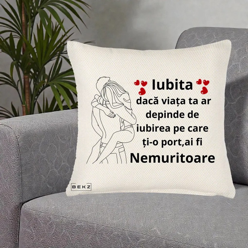 Cadou pentru Iubita - Perna Personalizata Iubita Nemuritoare cu Cuplu Line-Art si Inimi Rosii, 40x40 cm, Crem Reliefat, Husa Detasabila, Perna Inclusa, BEKZ®