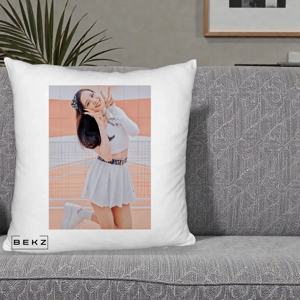 Perna Personalizata K-pop BLACKPINK Nayeon/Jisoo Tenis Alb, 40x40 cm, Alb Pufos, Husa Detasabila, Perna Inclusa, BEKZ®