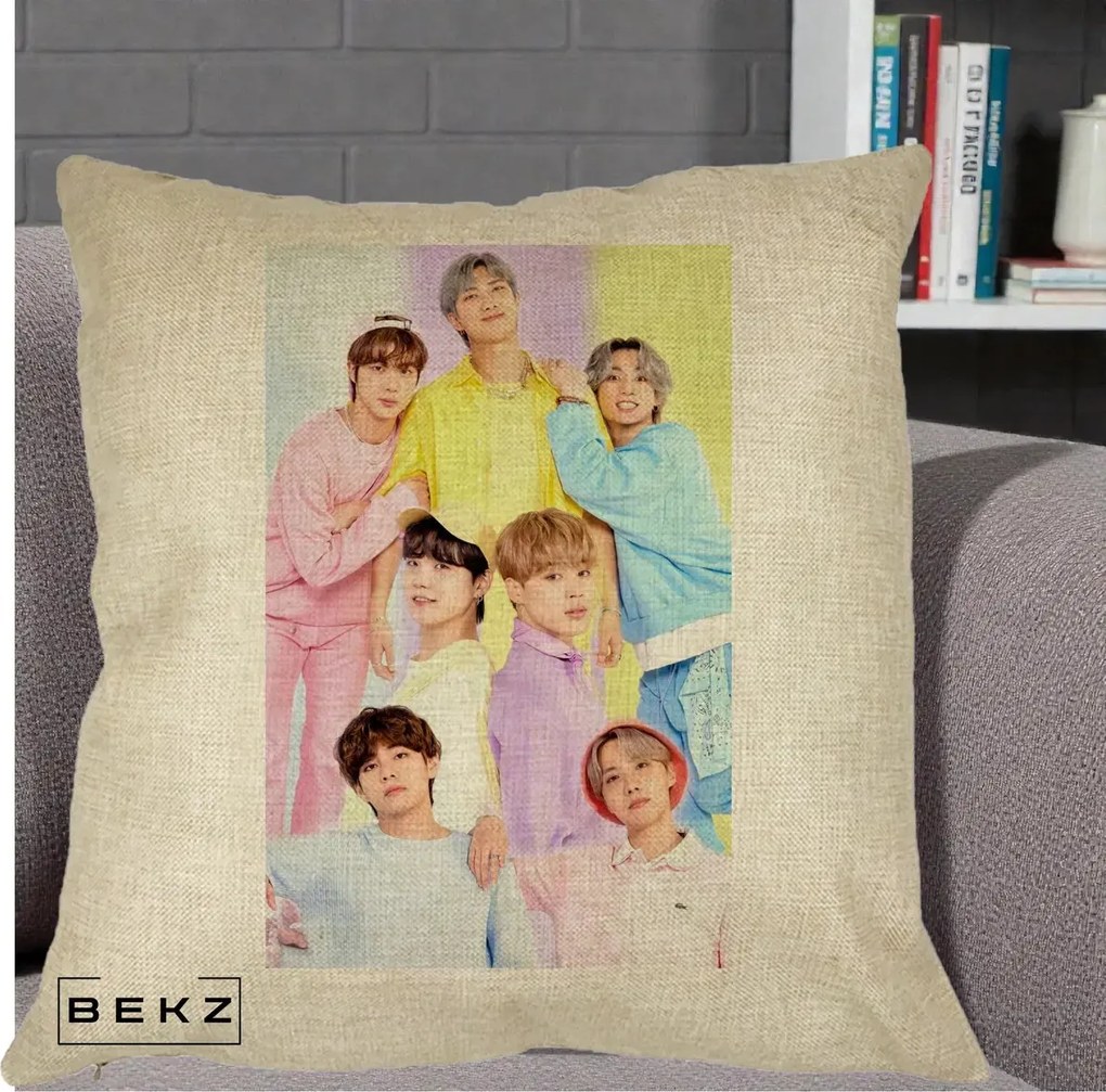 Perna Personalizata K-pop BTS Foto Grup Pastel Colorat cu 7 Membrii, 40x40 cm, Crem, Husa Detasabila, Perna Inclusa, BEKZ®