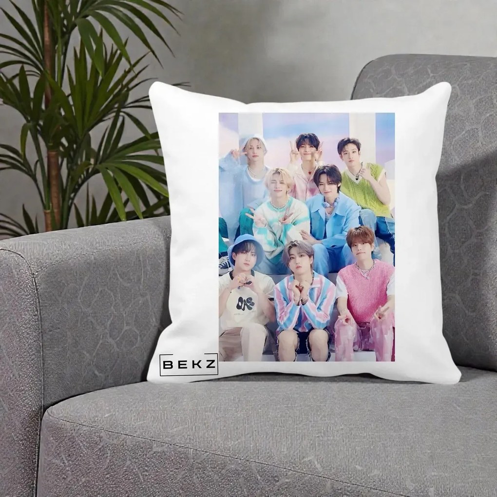 Perna personalizata K-Pop Grup Foto Pasteluri cu 8 Artisti, 40x40 cm cu Umplutura, Alb Mat, BEKZ