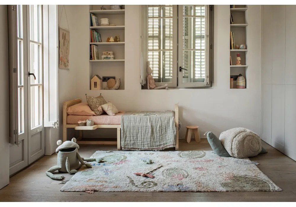 Fotoliu puf pentru copii verde deschis/crem Mr. Snail – Lorena Canals