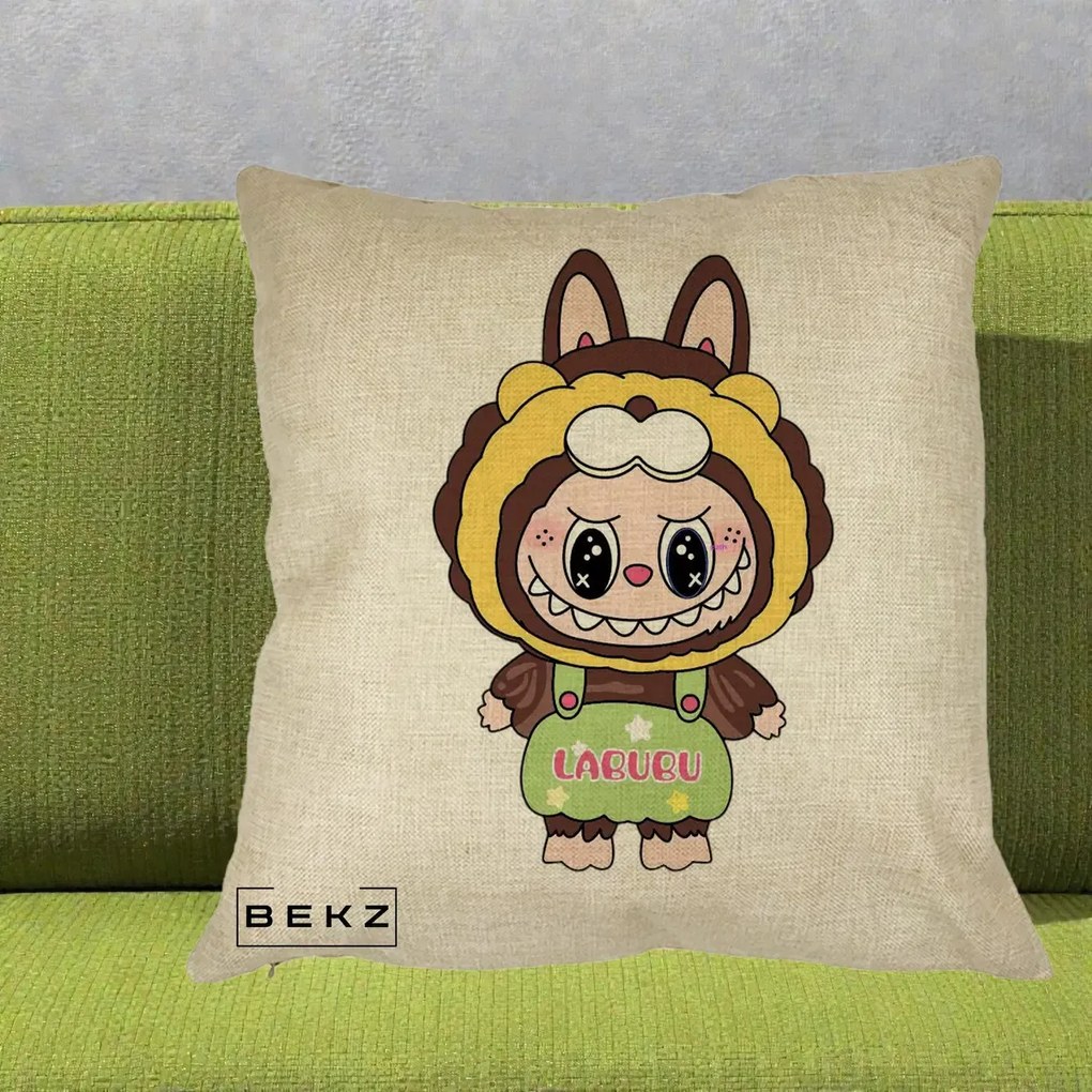 Perna Personalizata Labubu Leu Galben cu Salopeta, 40x40 cm, Crem, Husa Detasabila, Perna Inclusa, BEKZ®