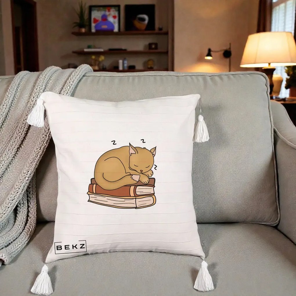 Perna Decorativa Pisica Adormita pe Carti, 40x40 cm, Bej cu Franjuri, Husa Detasabila, Perna Inclusa, BEKZ®