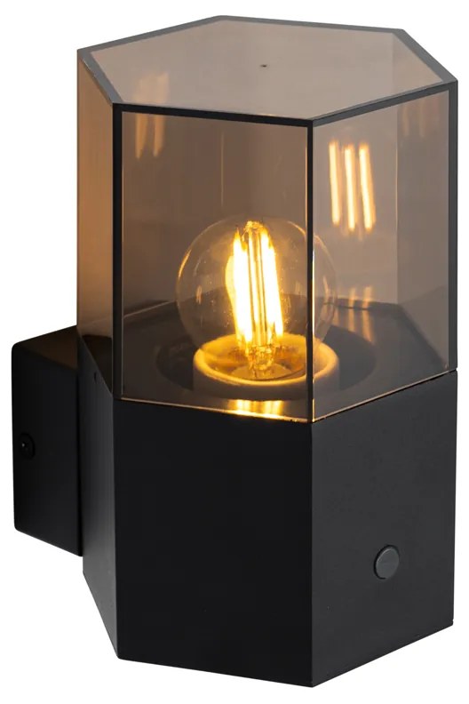 Aplică de perete exterioară neagră cu sticlă fumurie hexagon și senzor de crepuscul - Denmark