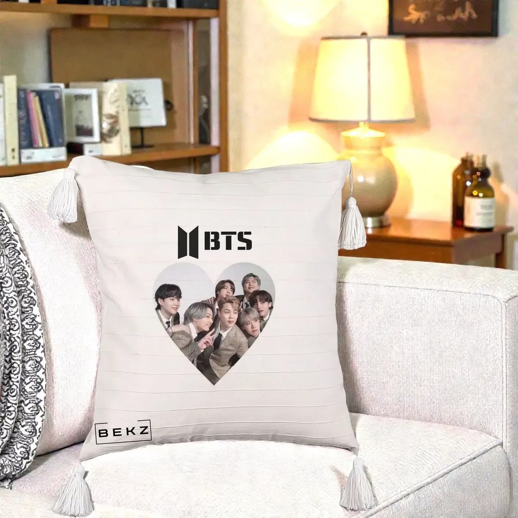 Perna Personalizata K-pop BTS Grup Fotografie in Inima, 40x40 cm, Bej cu Franjuri, Husa Detasabila, Perna Inclusa, BEKZ®