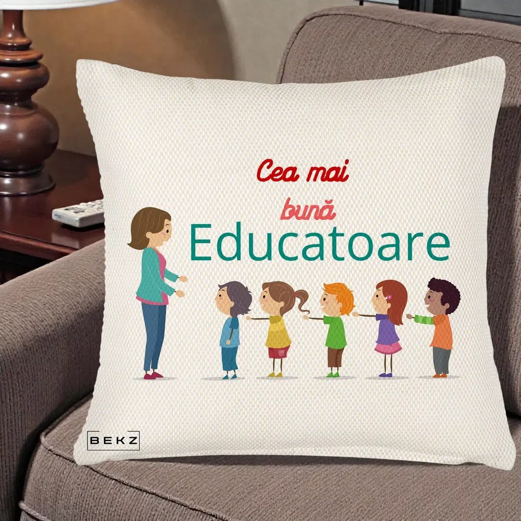 Cadou pentru Educatoare - Perna Personalizata Cea mai Buna Educatoare cu Ilustratie Copii si Educatoare, 40x40 cm, Crem Reliefat, Husa Detasabila, Perna Inclusa, BEKZ®