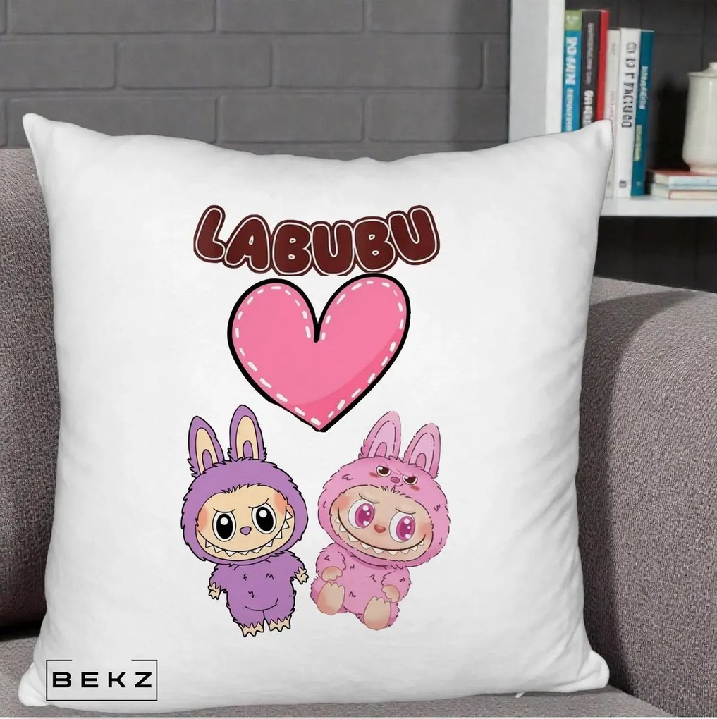 Perna Personalizata Labubu Cuplu Inima, 40x40 cm, Alb Pufos, Husa Detasabila, Perna Inclusa, BEKZ®