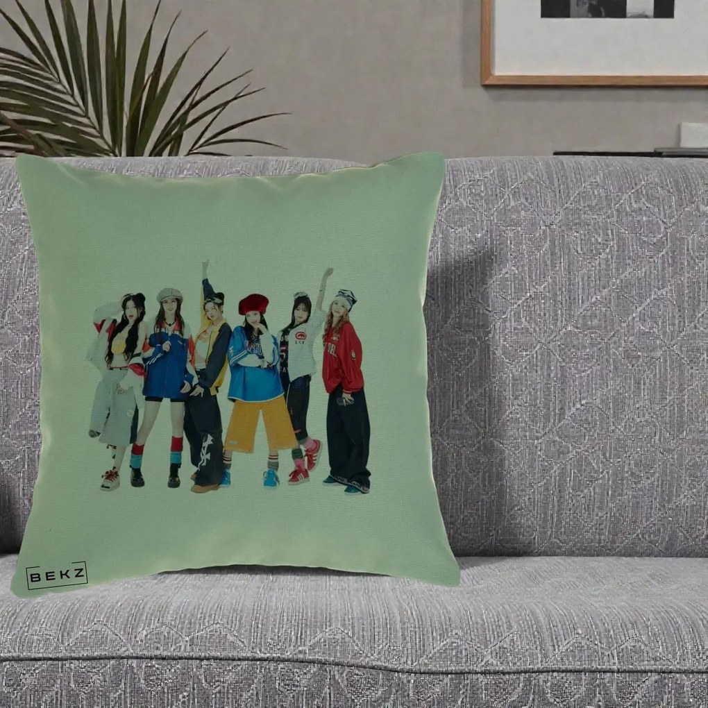 Perna Personalizata Grup K-pop Fete in Picioare Foto, 40x40 cm, Verde, Husa Detasabila, Perna Inclusa, BEKZ®