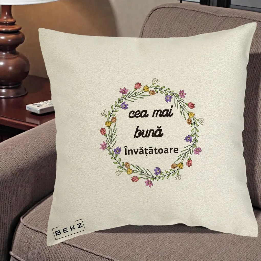 Cadou pentru Invatatoare - Perna Personalizata Cea mai Buna Invatatore cu Coronita Florala Colorata, 40x40 cm, Ecru, Husa Detasabila, Perna Inclusa, BEKZ®