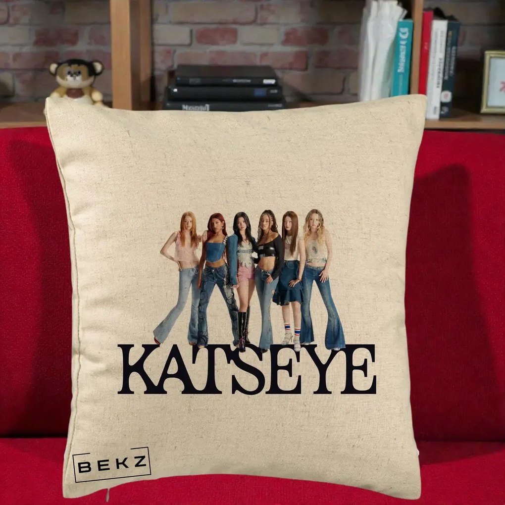 Perna Personalizata K-pop KATSEYE Foto Grup Blugi, 40x40 cm, Bej, Husa Detasabila, Perna Inclusa, BEKZ®