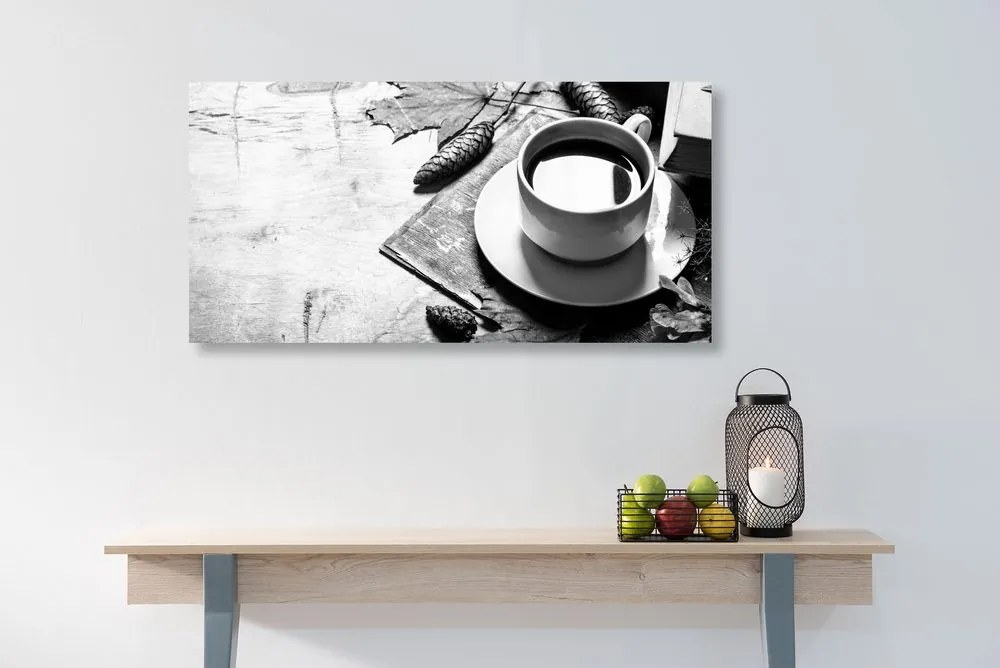 Tablou o cană de cafea cu atingere de toamnă în design alb-negru - 120x60