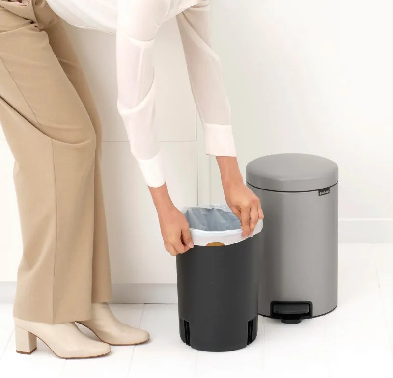 Cos de gunoi cu pedala Brabantia NewIcon 1010440, 12 l, Inchidere lenta, Baza antiderapanta, Gri deschis