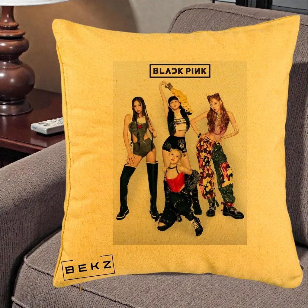 Perna Personalizata K-pop BLACKPINK Fotografie Grup Tinute Edgy, 40x40 cm, Galben, Husa Detasabila, Perna Inclusa, BEKZ®