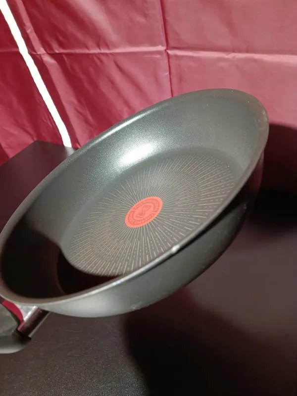 La mâna a doua: Tiga Tefal G2550572, 26 cm, Thermo-Spot, acoperire antiaderentă din titan X6, pentru plite cu inducție, negru