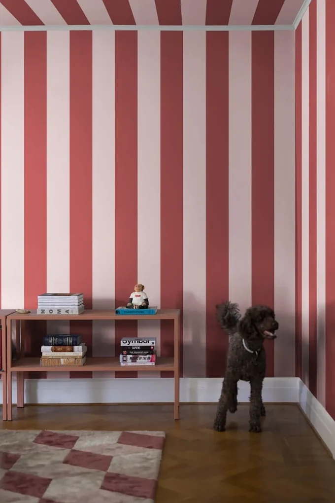 Tapet Happy Stripes, Raspberry, Rebel Walls