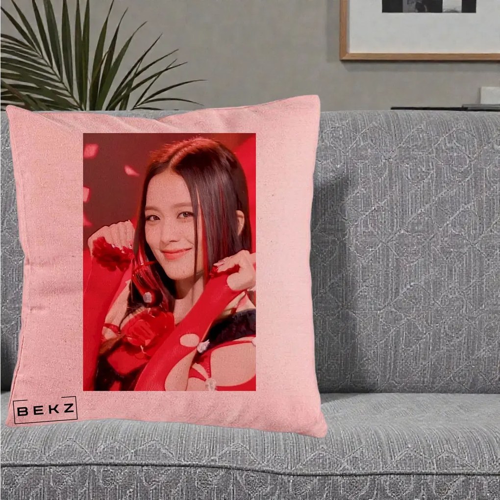Perna Personalizata K-pop BLACKPINK Jisoo Rosu, 40x40 cm, Roz, Husa Detasabila, Perna Inclusa, BEKZ®